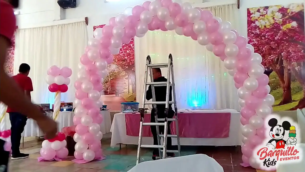 Arcos de globos para bautizo de niña