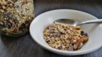 Descubre las sorprendentes calorías de solo 2 cucharadas de granola